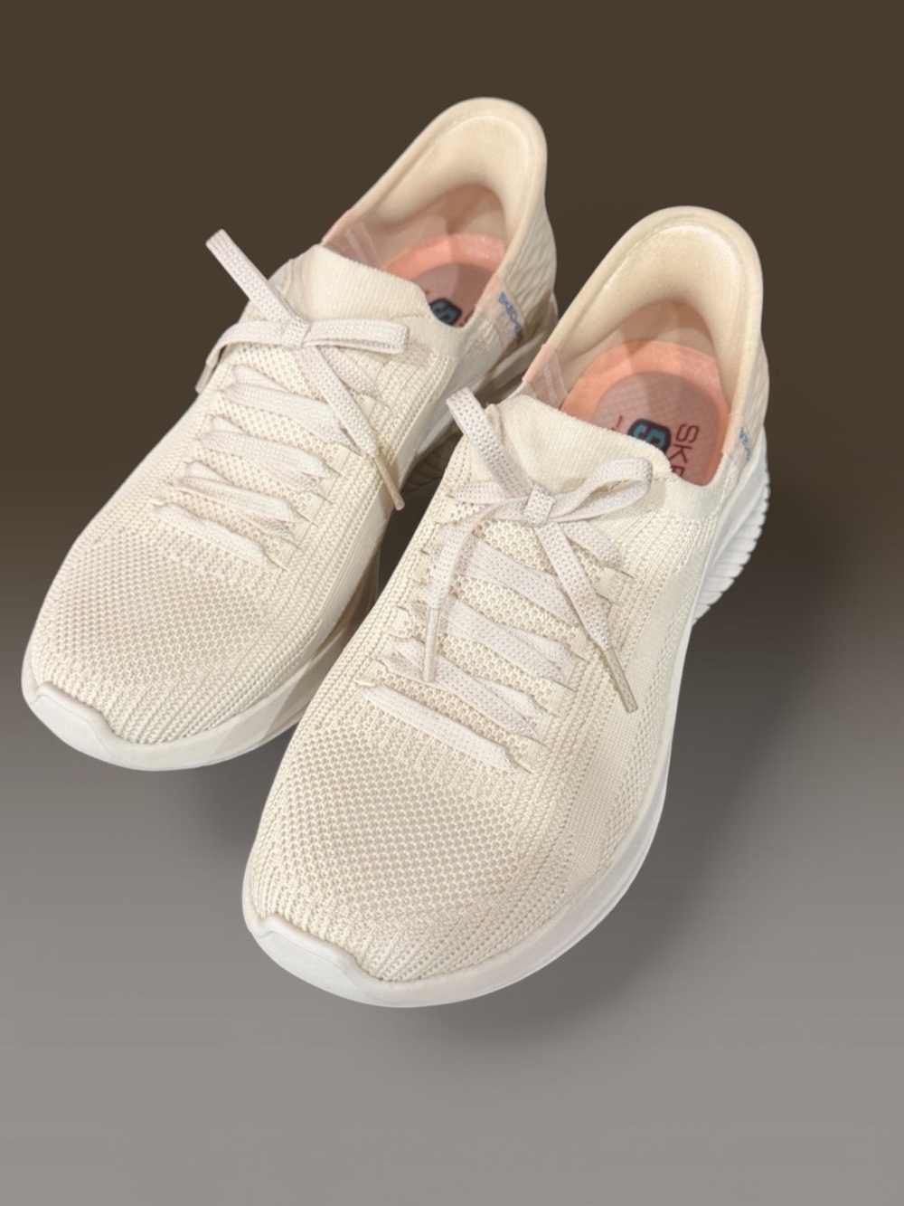 Skechers Women's cream colored Knit Slip-On Stretch Athletic Sneakers. Size 6.5